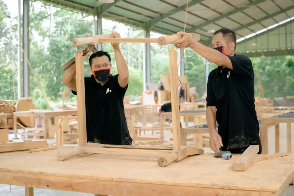 Contoh pembuatan furniture kayu pakai Lem Polyurethane terbaik