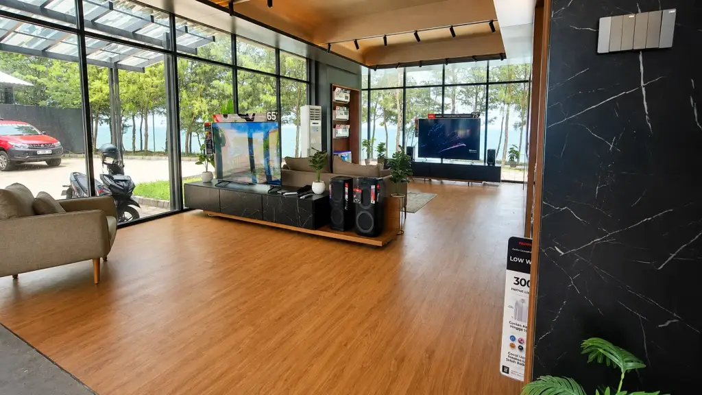 Lem Vinyl Milan Hadir di Polytron Gallery Awanncosta Semarang: Ciptakan Lantai Modern yang Nyaman dan Tahan Lama Lem Vinyl Milan untuk pemasangan lantai vinyl di Polytron Gallery Awanncosta Semarang