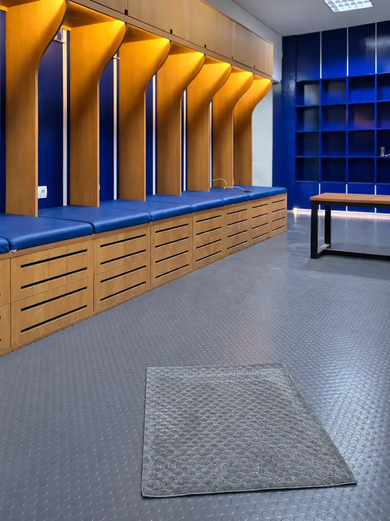 Lem Vinyl Milan Dipercaya untuk Pemasangan Karpet di Ruang Ganti Pemain Stadion Jatidiri Semarang Lem Vinyl Milan dimanfaatkan sebagai perekat untuk merekatkan karpet pada lantai ruang ganti pemain stadion jatidiri semarang