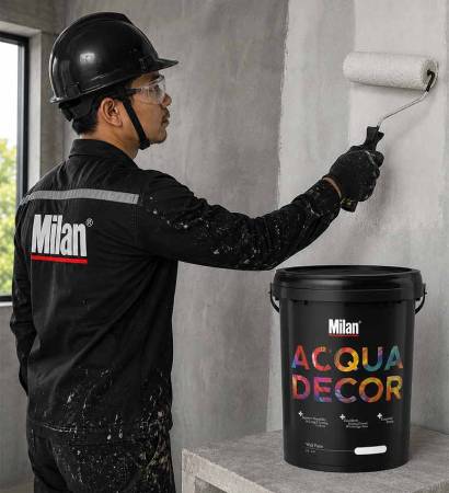 Pekerja Indonesia mengecat dinding interior menggunakan cat tembok Milan Acqua Decor premium wall paint dengan hasil finishing halus dan tahan lama.