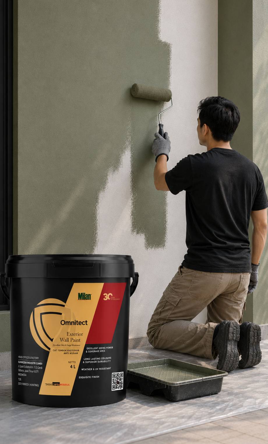 Aplikasi produk coating Milan pada dinding eksterior menggunakan cat premium untuk perlindungan permukaan yang tahan lama dan hasil finishing profesional